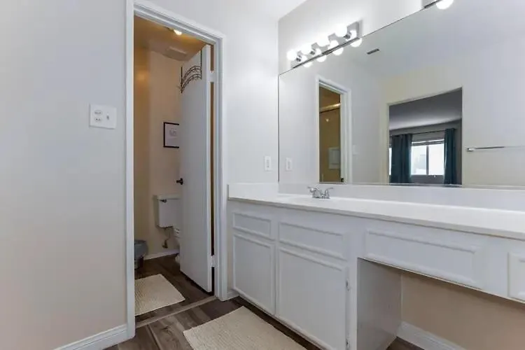 Modern 4Br Home, Central Las Vegas Location 0*,
