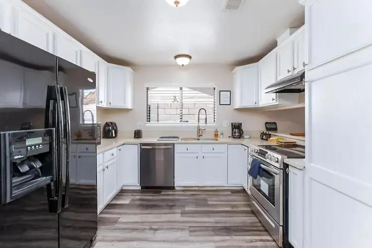Modern 4Br Home, Central Las Vegas Location Сasa de vacaciones