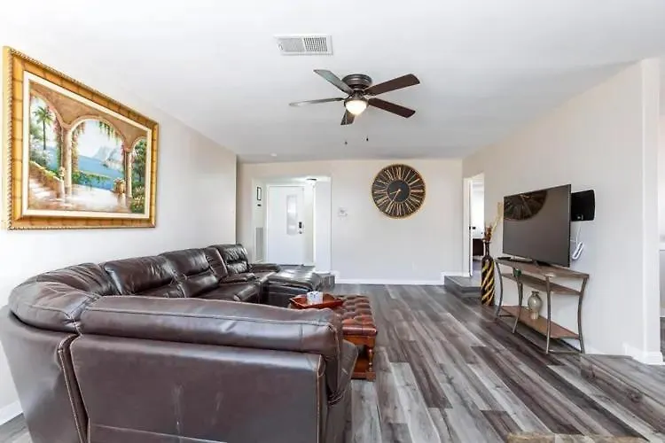 Modern 4Br Home, Central Las Vegas Location 0*,