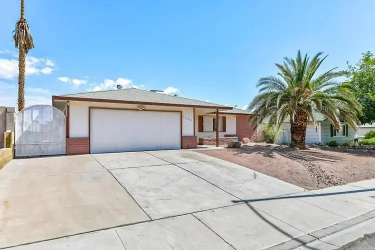 Modern 4Br Home, Central Las Vegas Location
