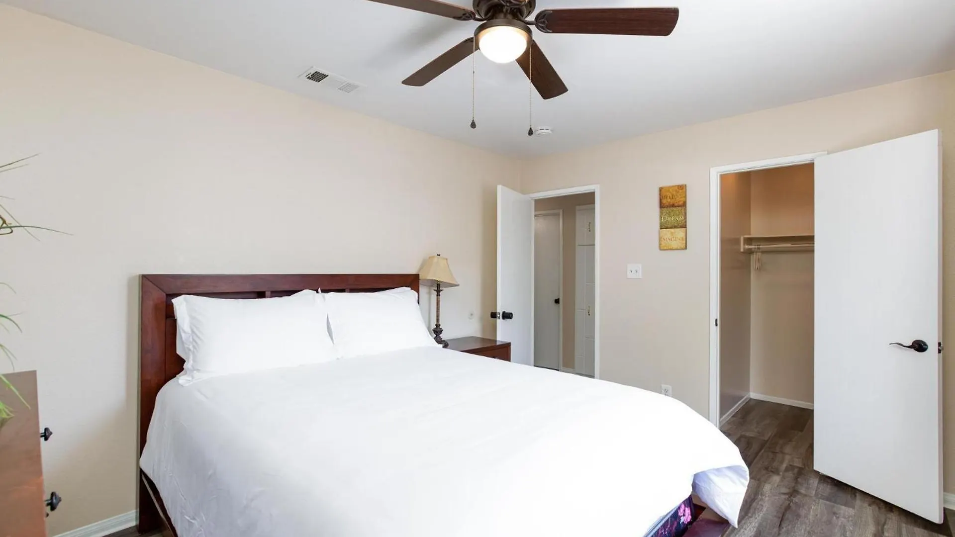 Сasa de vacaciones Modern 4Br Home, Central Las Vegas Location