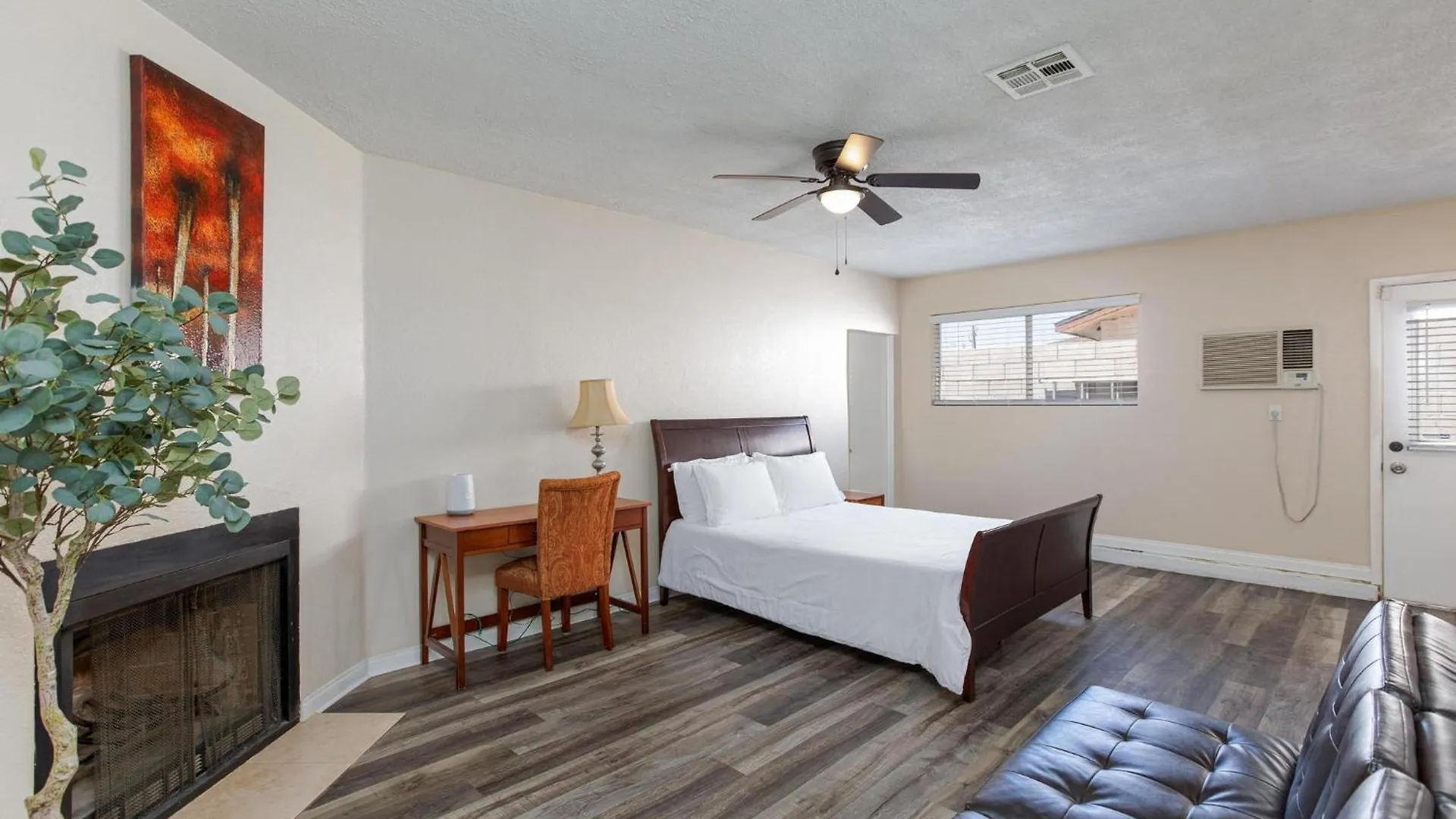 Modern 4Br Home, Central Las Vegas Location
